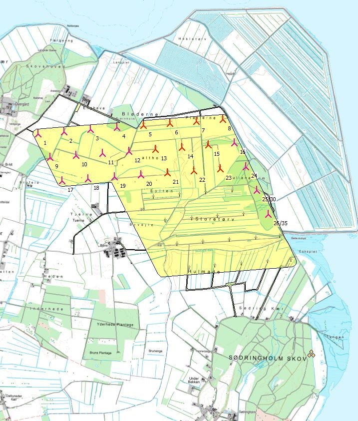 Det udlagte vindmølleområde ved Overgaard Gods. Etape 1A kommer til at bestå af følgende møller: nr. 1-4, 9-12, 16-20, 24, 25/30 og 26/35).  Etape 1B kommer til at bestå af følgende møller: mølle nr. 5-8, 13-15 og 21-23.